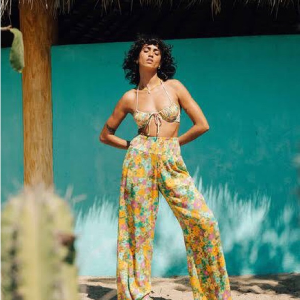 BILLABONG
New Waves 2 Floral Wide Leg Pants in Palm Green